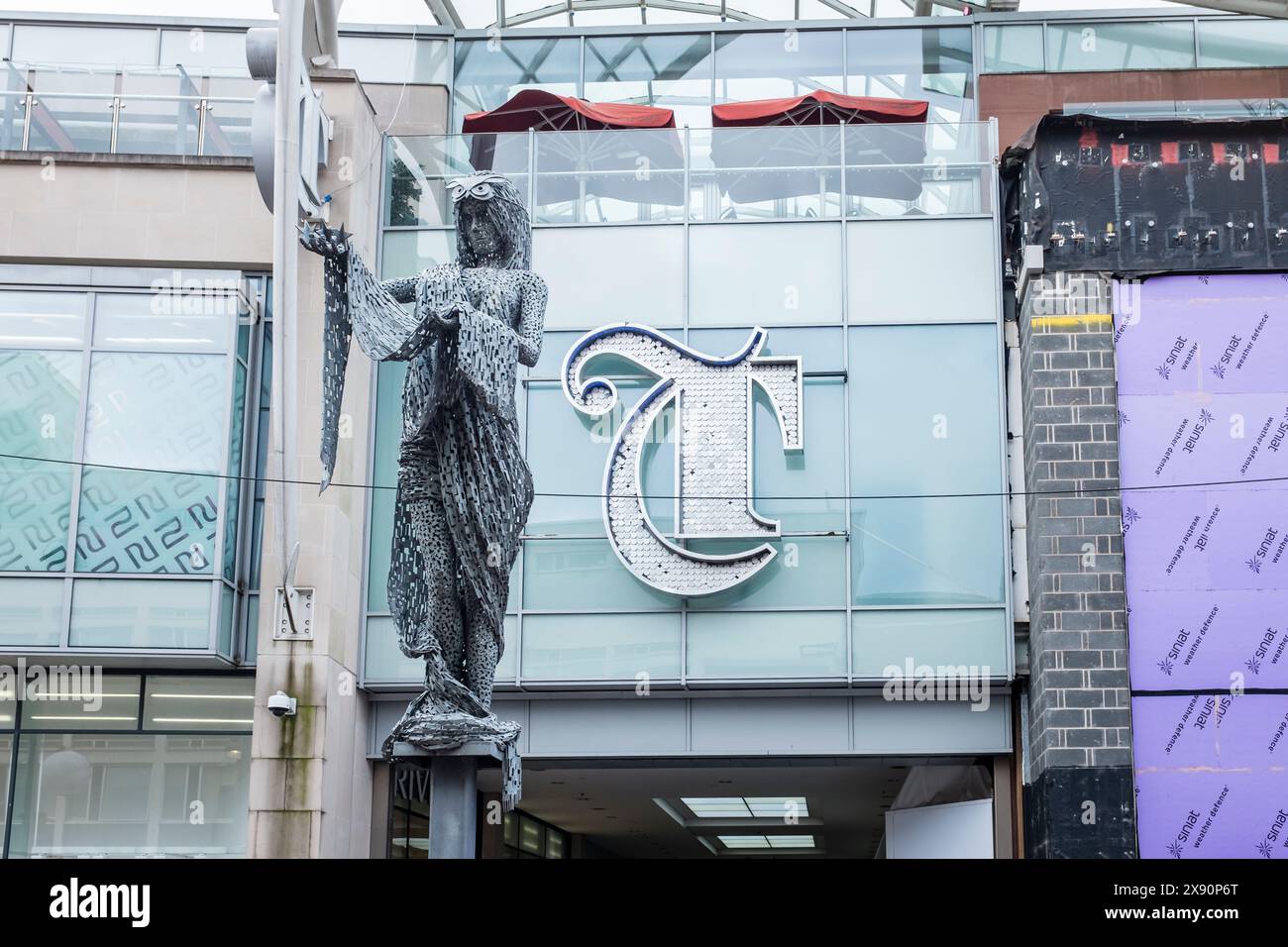 Uno dei tanti ingressi al centro commerciale Leeds Trinity con statua di fronte. Foto Stock