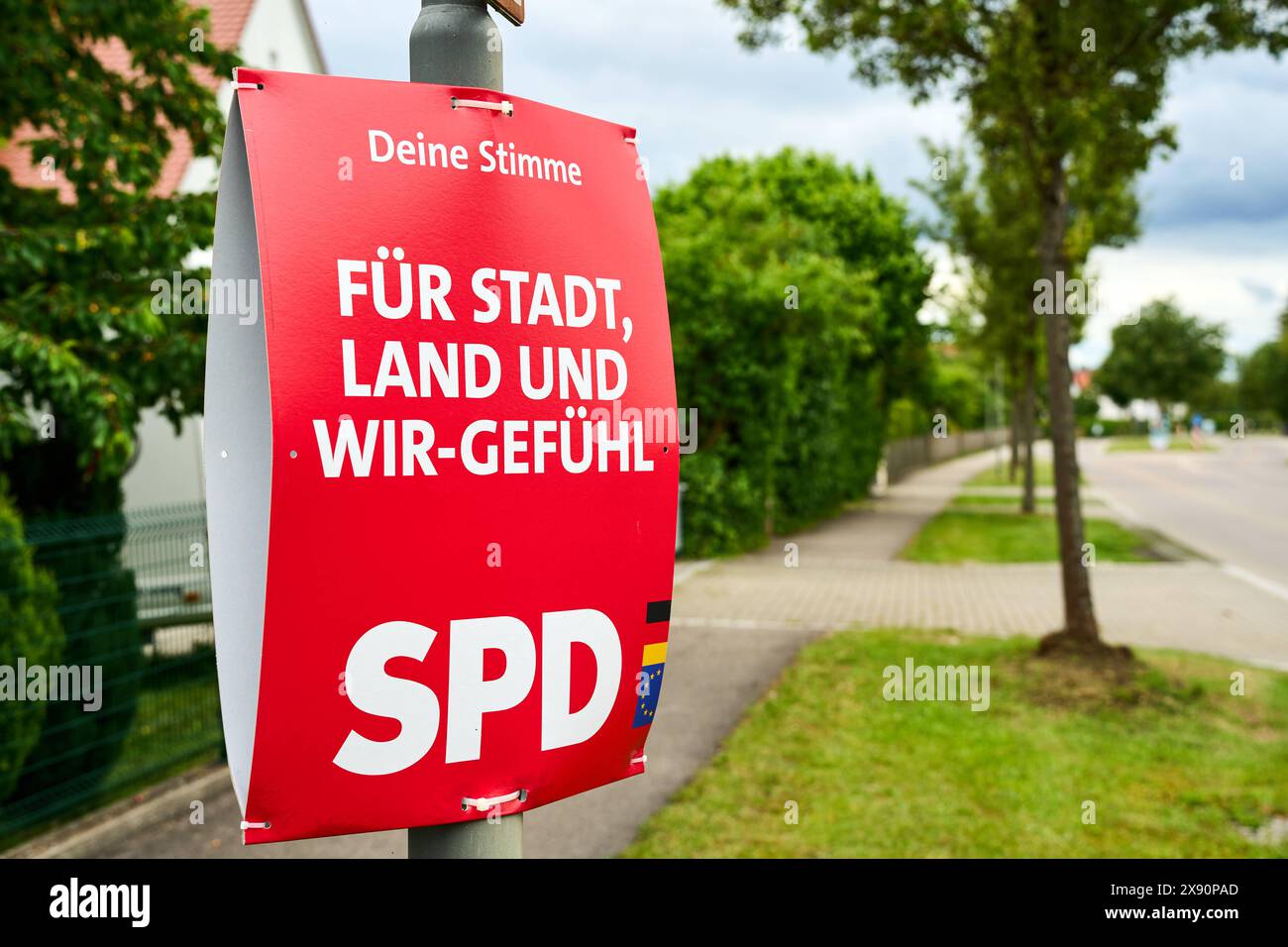 Stettenhofen, Baviera, Germania - 28 maggio 2024: Manifesto elettorale per le elezioni europee del 2024 in Germania del partito SPD Partito Socialdemocratico di Germania con lo slogan: PER CITTÀ, PAESE E NOI CI SENTIAMO *** Wahlplakat zur Europawahl 2024 in Deutschland von der Partei SPD Sozialdemokratische Partei Deutschlands mit dem slogan: für STADT, LAND UND WIR-GEFÜHL Foto Stock