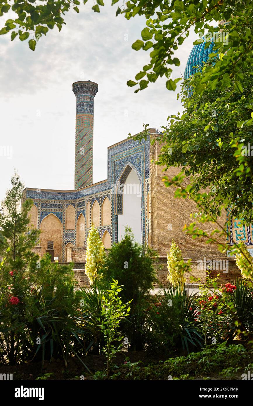 Esterno del mausoleo Gur Emir con cupola e torri del famoso sovrano storico asiatico Amir Timur nel centro di Samarcanda, Uzbekistan Foto Stock