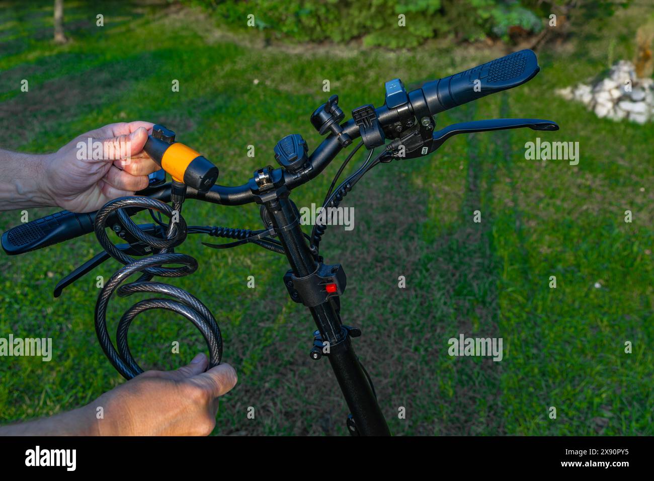 Serratura antifurto per una bicicletta, allarme acustico per una bicicletta elettrica, tentativo di furto di una bicicletta Foto Stock