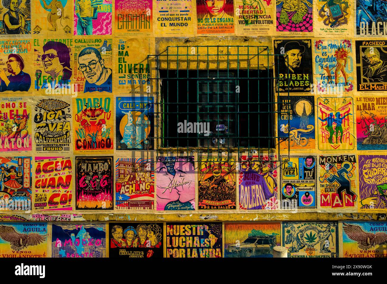 Si vedono poster tipografici e con stampa lino che decorano la parete anteriore di un'antica officina di stampa a Cali, Colombia. Foto Stock