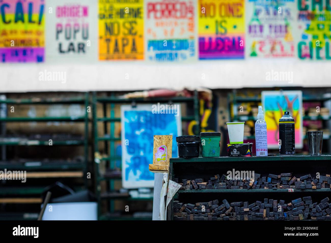 I blocchi di legno per il fissaggio dei tipi mobili, chiamati mobili, sono conservati sullo scaffale in un'officina di stampa a Cali, Colombia, il 5 marzo 2024. Foto Stock