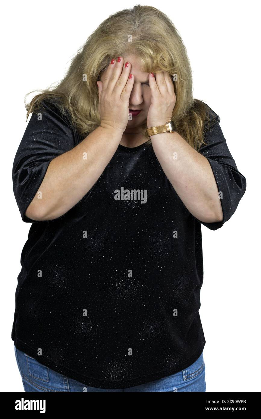 Questa immagine cattura un momento toccante di una donna bianca caucasica di 50 anni che soffre di depressione e di un grave mal di testa Foto Stock