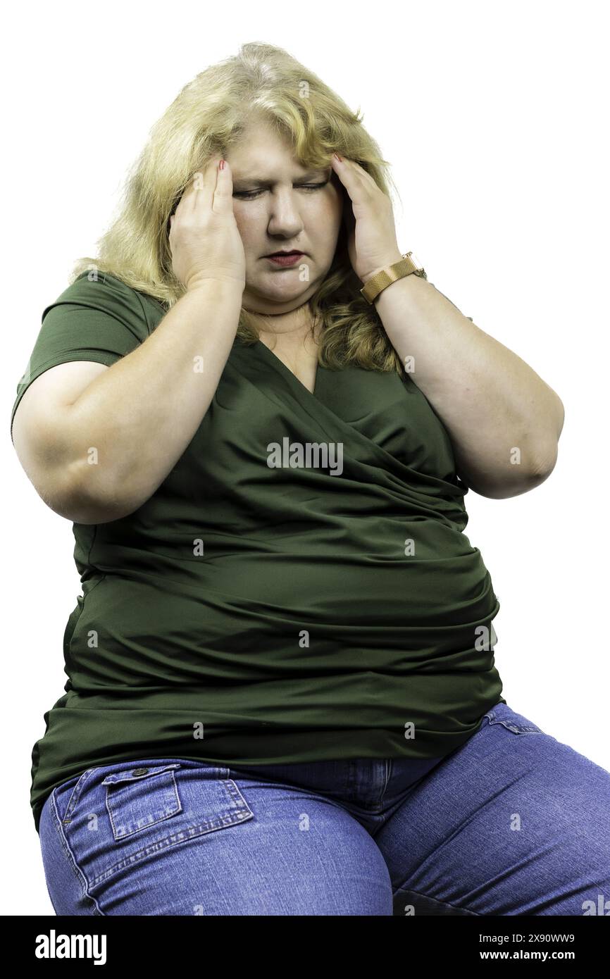 Questa immagine cattura un momento di disagio per una donna bianca caucasica di 50 anni. Foto Stock