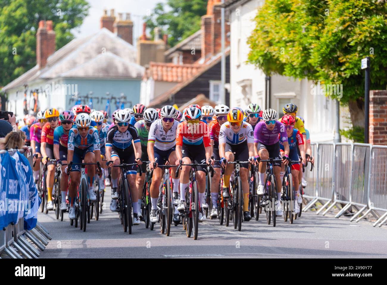 2024 gara ciclistica Ford RideLondon Classique Women's WorldTour tappa due a Maldon, Essex, Regno Unito. Ciclisti nel gruppo che si avvicinano alla città di Maldon Foto Stock