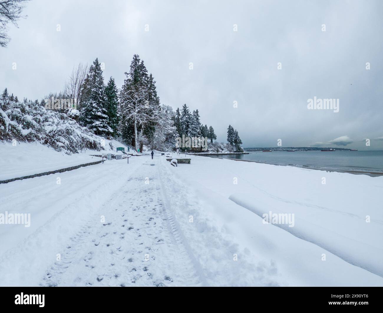 La diga di Vancouver a Third Beach è coperta di neve, mostrando un tranquillo paesaggio bianco dopo una forte tempesta di neve Foto Stock