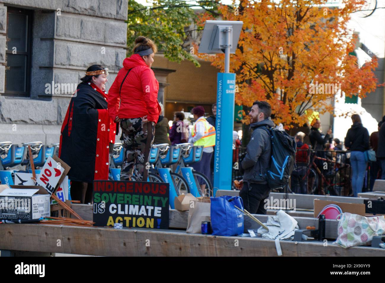 Vancouver, Canada - 25 ottobre 2019: Persone con un cartello che recita "la sovranità indigena è l'azione per il clima" come parte dello sciopero climatico a fron Foto Stock