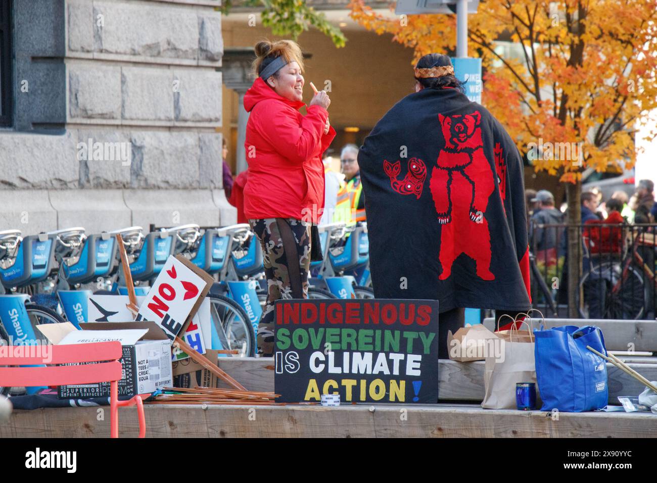 Vancouver, Canada - 25 ottobre 2019: Persone con un cartello che recita "la sovranità indigena è l'azione per il clima" come parte dello sciopero climatico a fron Foto Stock