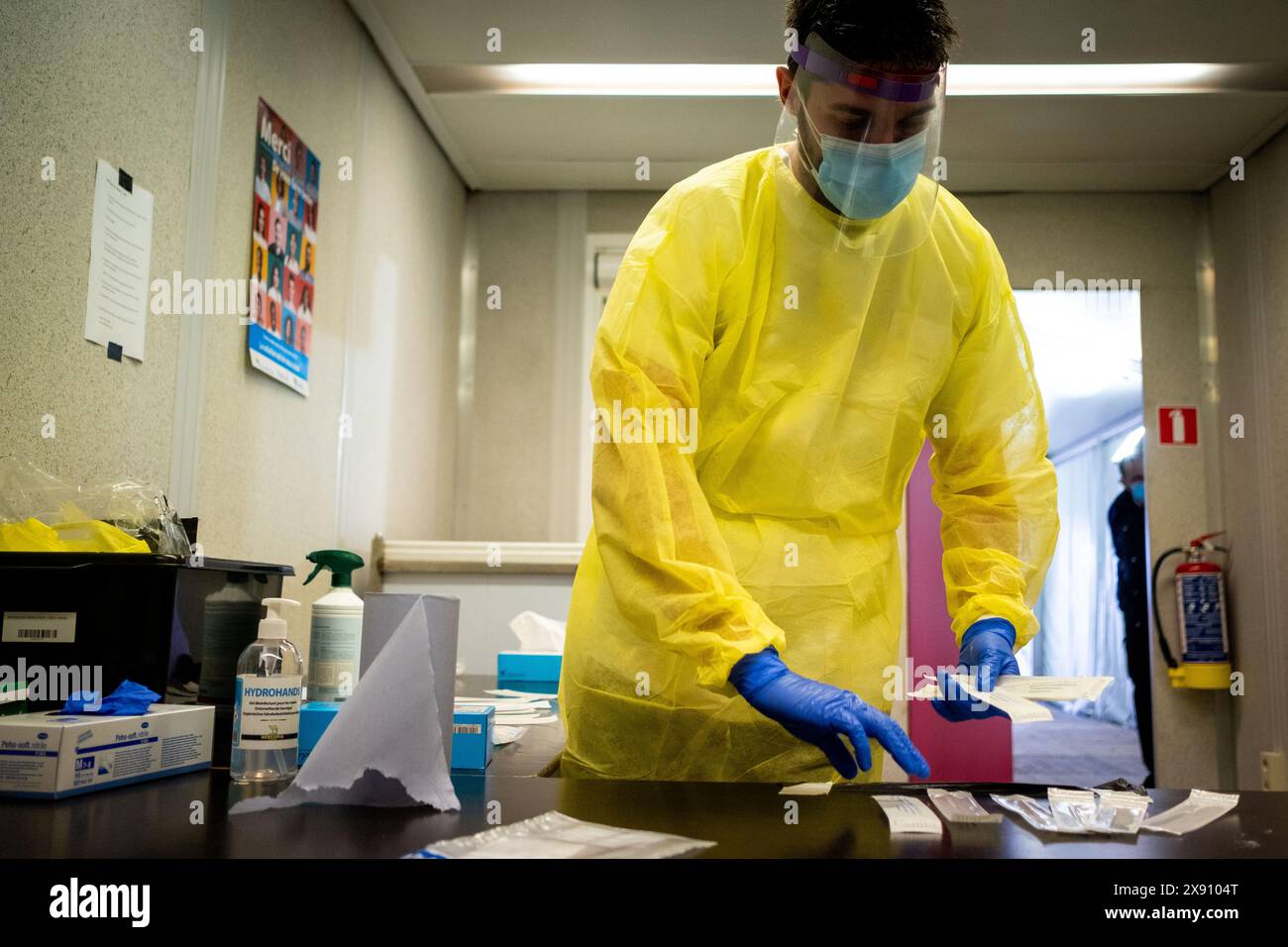 Un operaio del settore sanitario che seleziona i campioni in un centro di raccolta per l'analisi del Covid 19. Rannes, Francia. Foto Stock