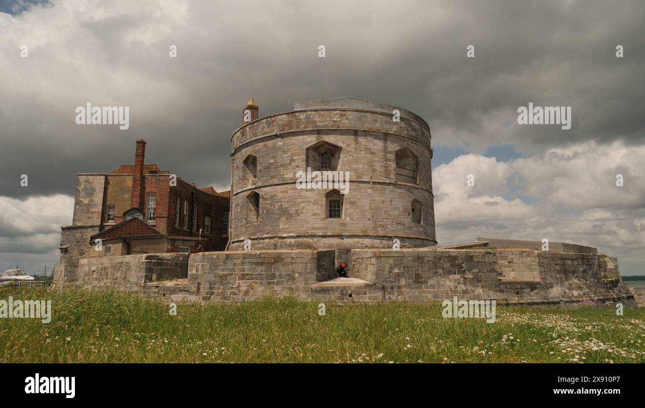 Calshot Castle, Hampshire, Regno Unito. 24 maggio 2024. Il castello di Calshot fu costruito da re Enrico VIII per difendere il porto di Solent e Southampton dall'attacco. Foto Stock