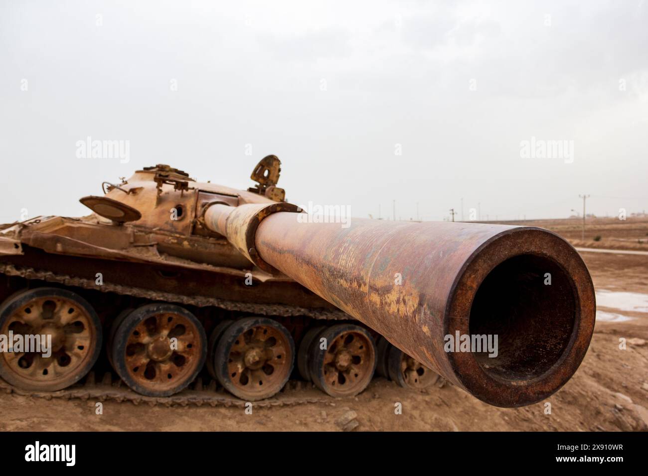 Rusty ha danneggiato e distrutto Tank in un campo di battaglia. Qui c'è una zona di guerra chiamata Shalamcheh, una città di confine all'interno dell'Iran, accanto all'Iraq. Foto Stock