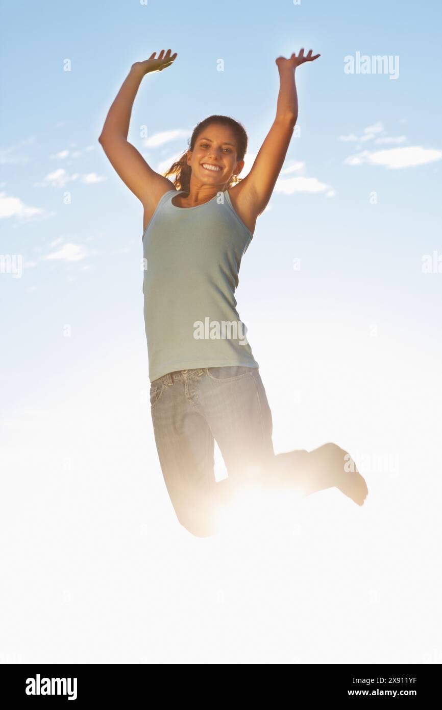 Studentessa, ritratto e donna con salto per festeggiare, premio accademico e traguardo all'aperto. Felice, ragazza e salto d'aria per il successo Foto Stock