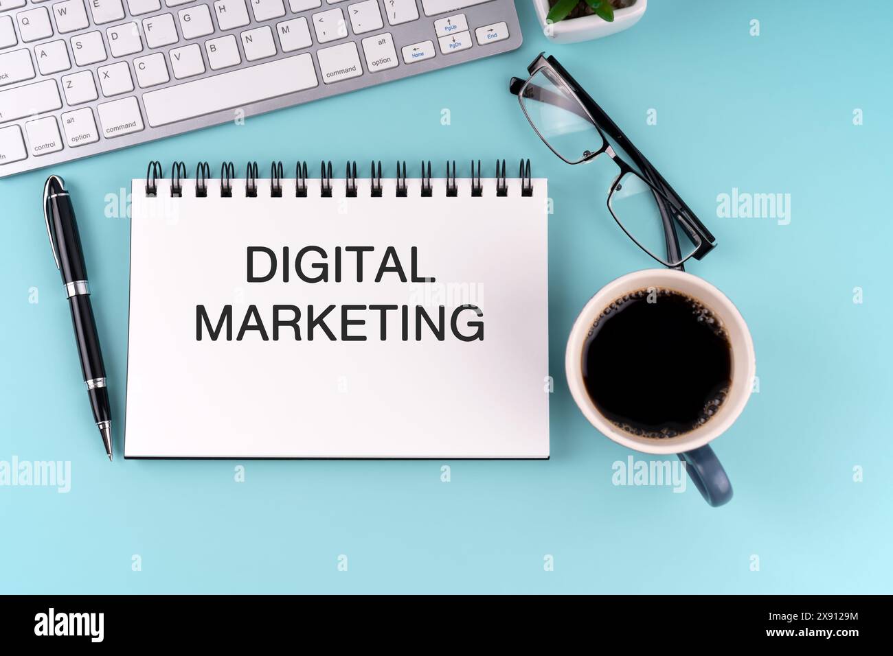 Testo di marketing digitale sul concetto aziendale dei blocchi appunti Foto Stock