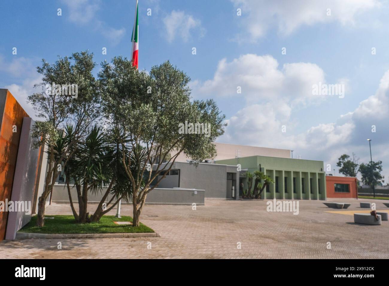 Napoli, Italia. 28 maggio 2024. Inaugurazione del centro sportivo "Centro Pino Daniele" di Caivano, a 300 metri dal Parco Verde, aprendo alla città gli impianti sportivi dell'ex centro di Delfinia. Il centro sportivo di 5 ettari non solo restituirà la piscina alla città, ma avrà anche attrezzature per 44 discipline sportive, con 20 campi e parchi giochi. Il parco urbano prende il nome da Rosario Livatino. Credito: Live Media Publishing Group/Alamy Live News Foto Stock