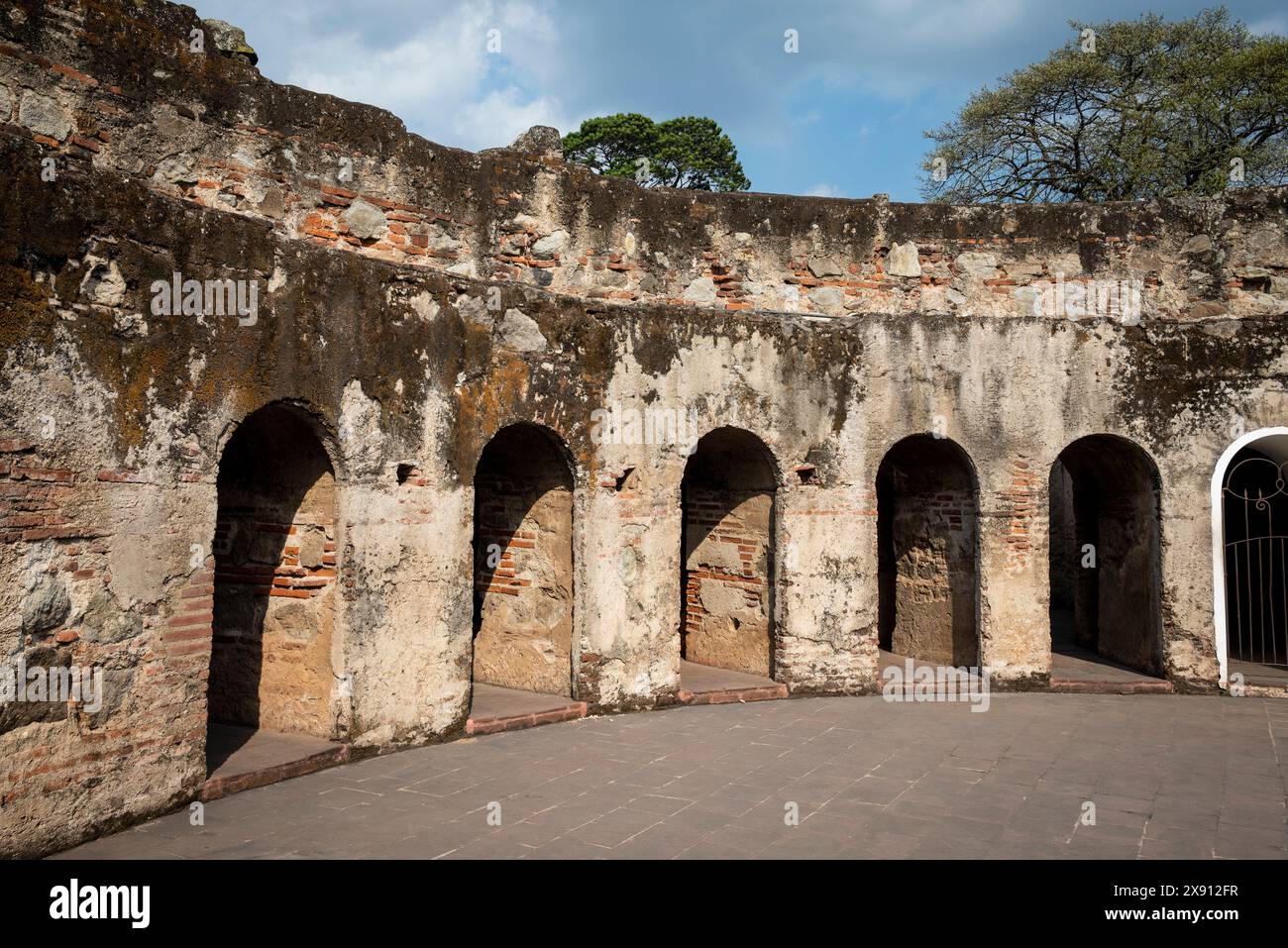 Struttura simile a una torre composta da 18 celle di suore costruite intorno ad un patio circolare. Convento dei Cappuccini, Antigua, Guatemala Foto Stock