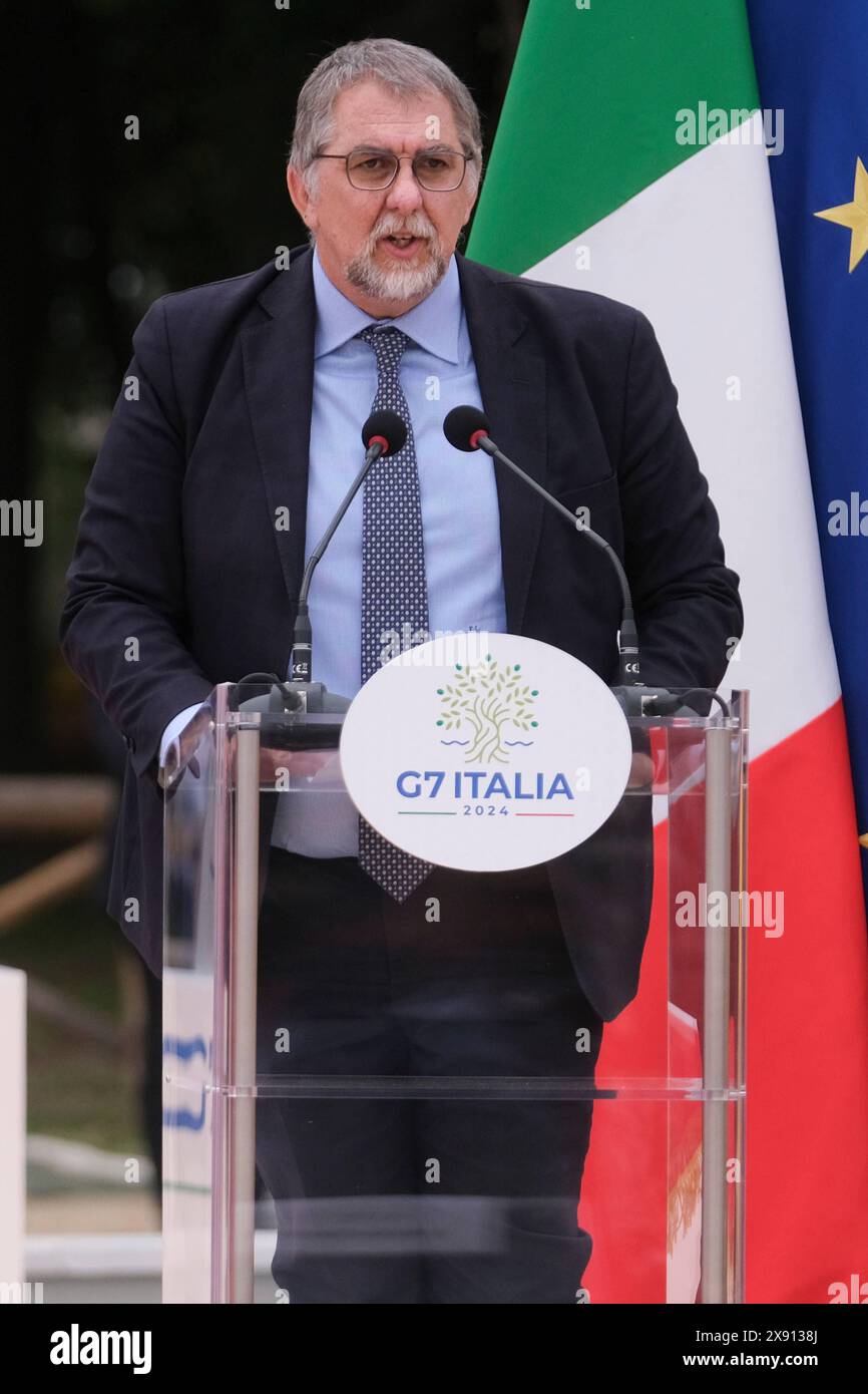 Notizie - Presidente del Consiglio Giorgia Meloni a Caivano il Commissario straordinario di Caivano Fabio Ciciliano durante l'inaugurazione del Centro Pino Daniele centro sportivo di Caivano, a 300 metri dal Parco Verde, aprendo alla città le strutture sportive dell'ex centro di Delfinia. Il centro sportivo di 5 ettari non solo restituirà la piscina alla città, ma avrà anche attrezzature per 44 discipline sportive, con 20 campi e parchi giochi. Il progetto ha coinvolto Sport e salute, Esercito e fiamme Oro della polizia di Stato. Un teatro da 500 posti e un anfiteatro per 1.000 persone Foto Stock