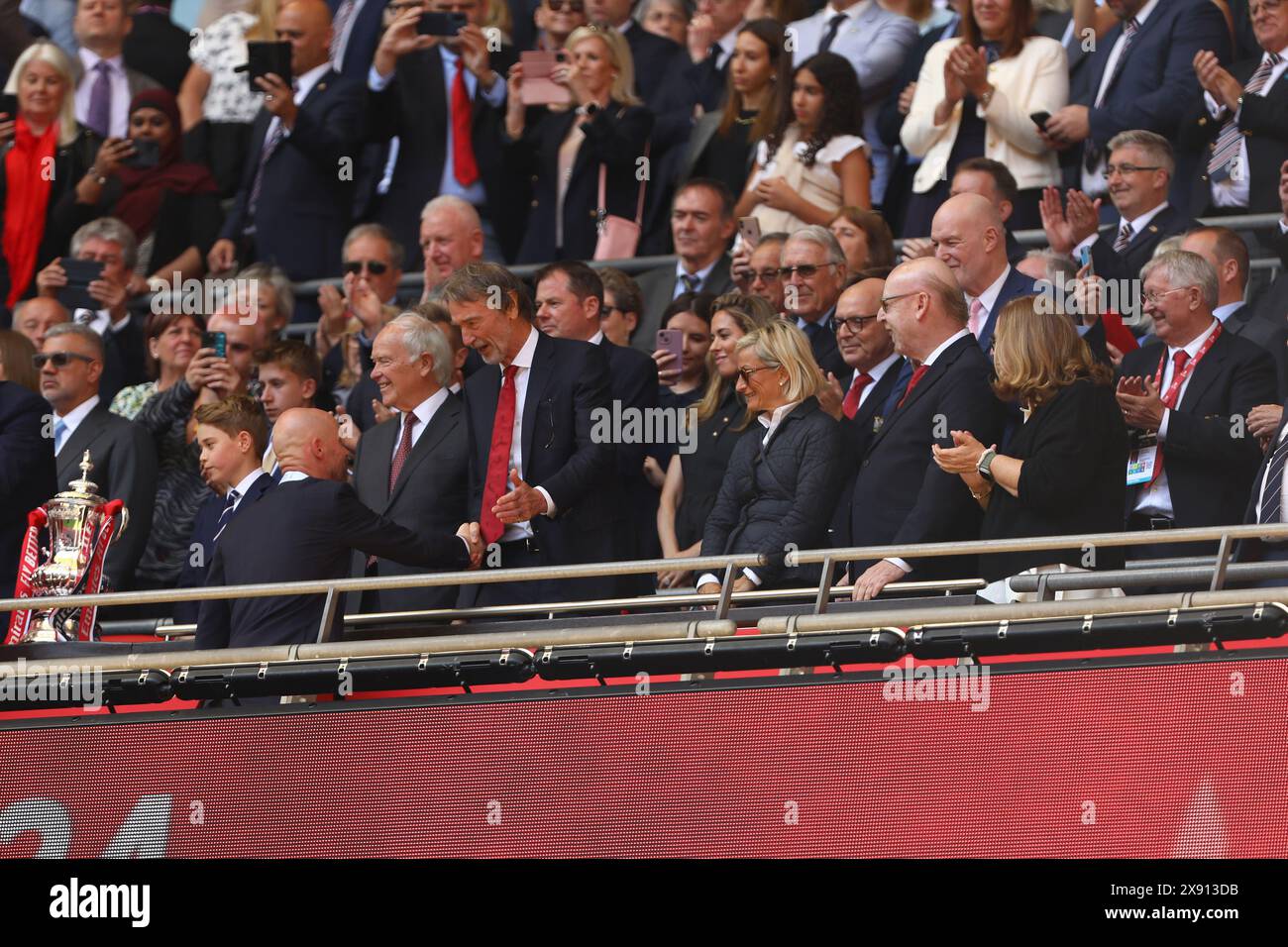 Il comproprietario del Manchester United Sir Jim Ratcliffe e manager del Manchester United, Erik Ten Hag - Manchester City vs Manchester United, la finale della Coppa degli Emirati Arabi, Wembley Stadium, Londra, Regno Unito - 25 maggio 2024 solo uso editoriale - si applicano restrizioni DataCo Foto Stock