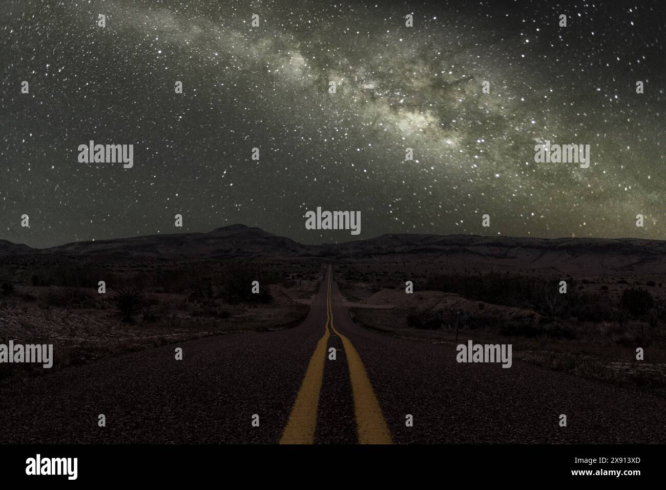 La via lattea su una strada secondaria in Texas Foto Stock