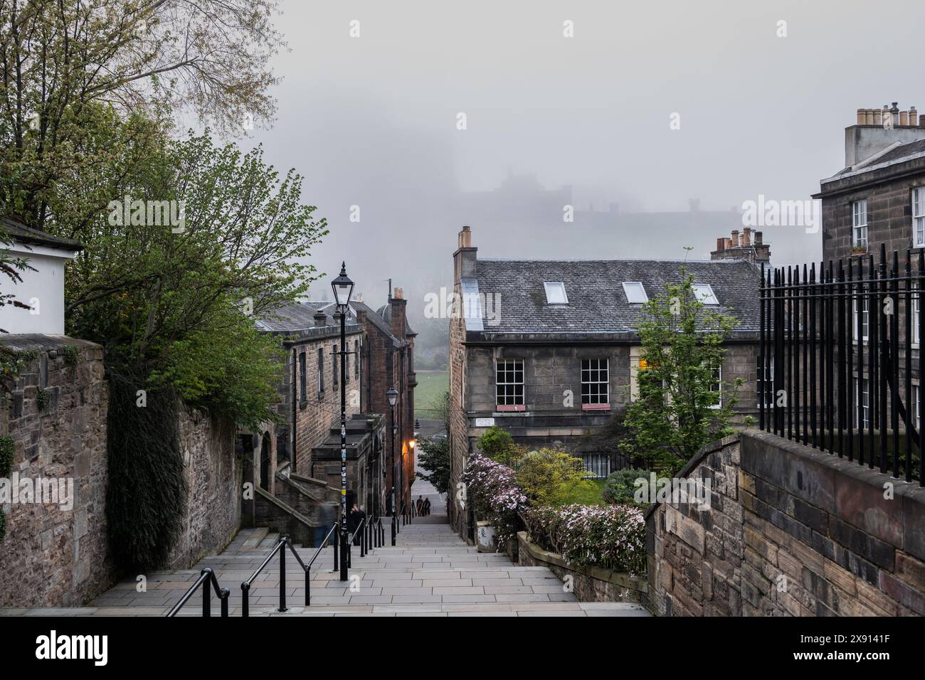 The Vennel Steps and Browns Place con vista sul Castello di Edimburgo nella nebbia nella città di Edimburgo, Scozia, Regno Unito. Foto Stock