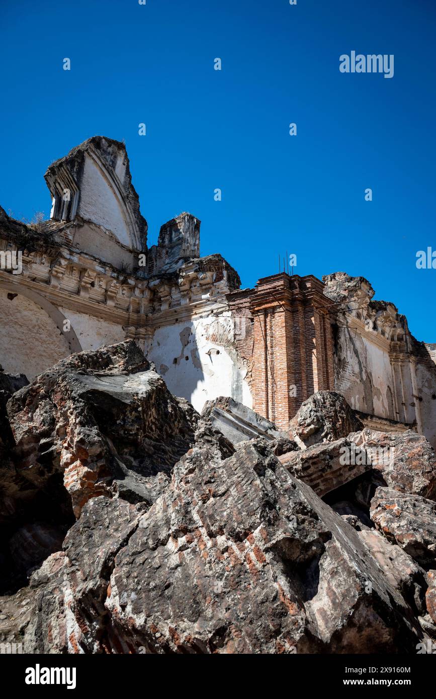 Convent la Recoleccion, chiesa cattolica e monastero del XVII secolo in un ambiente cittadino, con chiostri aperti e molte mura in rovina, Antigua, Guatemala Foto Stock