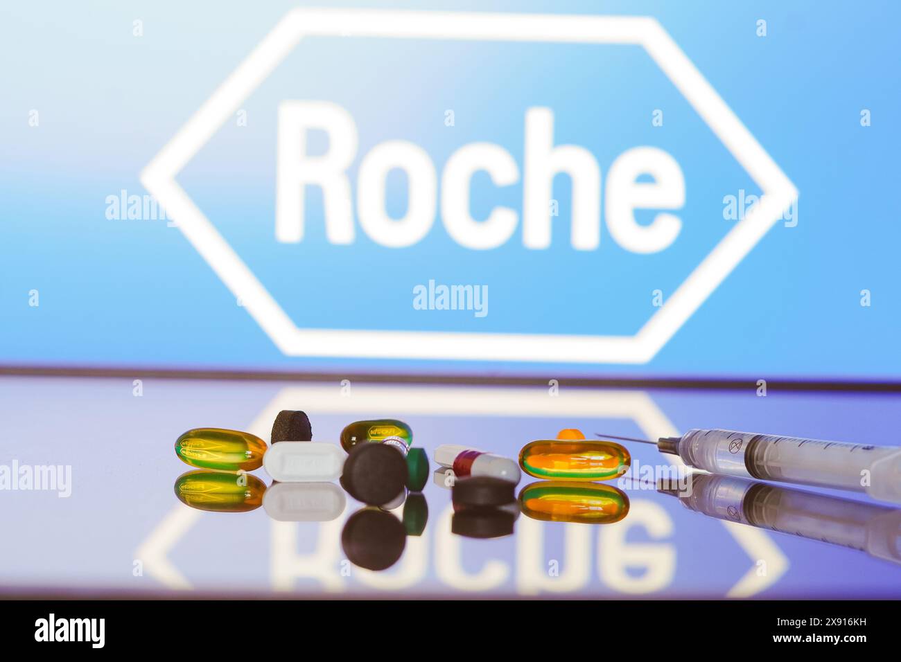 Brasile. 21 maggio 2024. In questa illustrazione fotografica, il logo "la Roche di Hoffmann'' viene visualizzato sullo schermo sullo sfondo con pillole, bottiglia medica e siringa. (Credit Image: © Rafael Henrique/SOPA Images via ZUMA Press Wire) SOLO PER USO EDITORIALE! Non per USO commerciale! Foto Stock