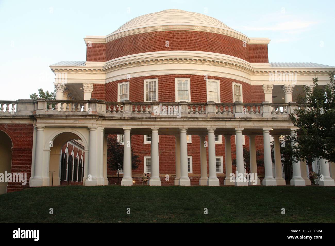 Charlottesville, Virginia, Stati Uniti. Colonnade e la Rotunda all'Università della Virginia. Foto Stock