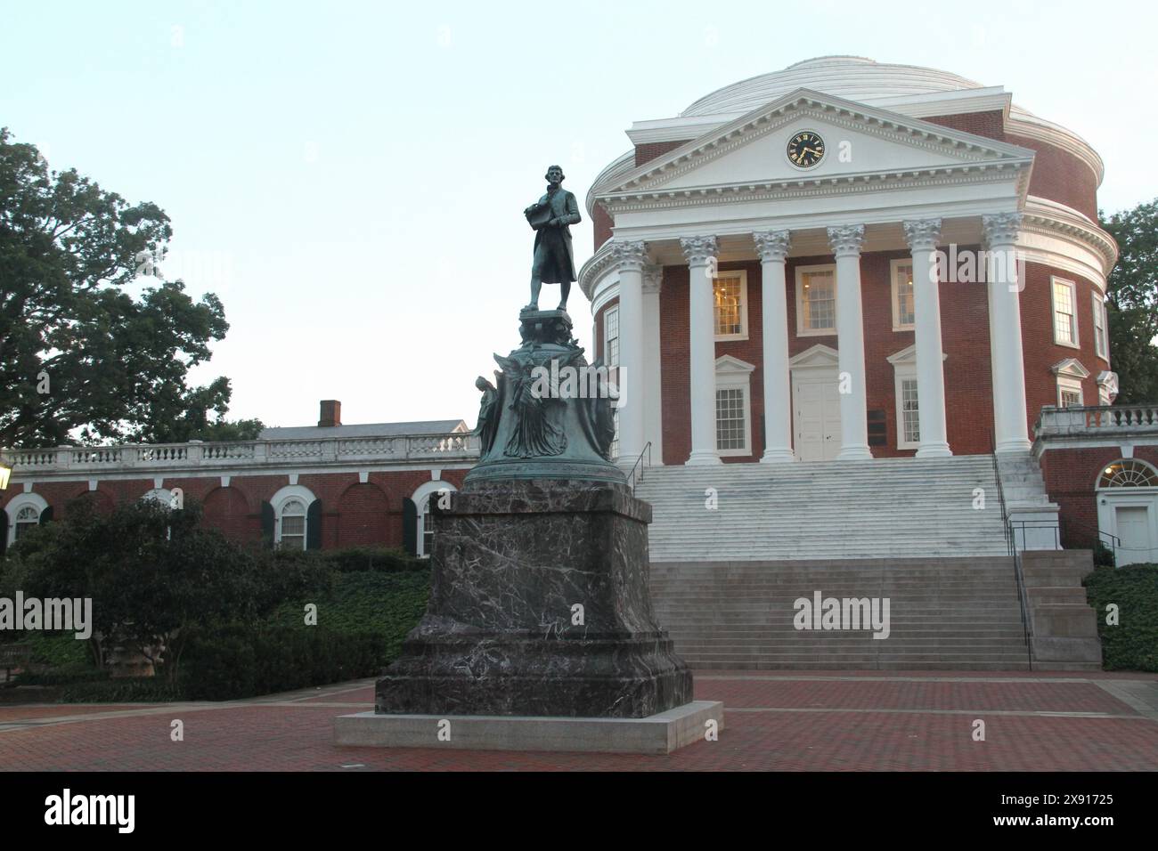 Charlottesville, Virginia, Stati Uniti. La Rotunda dell'Università della Virginia, con la statua di Thomas Jefferson davanti ad essa. Foto Stock