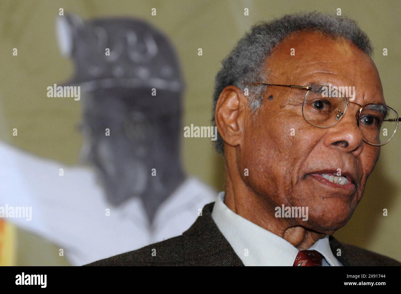 Paul Robeson Jnr e sua moglie Marilyn presso la South Wales Miners Library presso la Swansea University venerdì (5/10/07) per aprire la mostra Let Paul Robeson Sing. Foto Stock