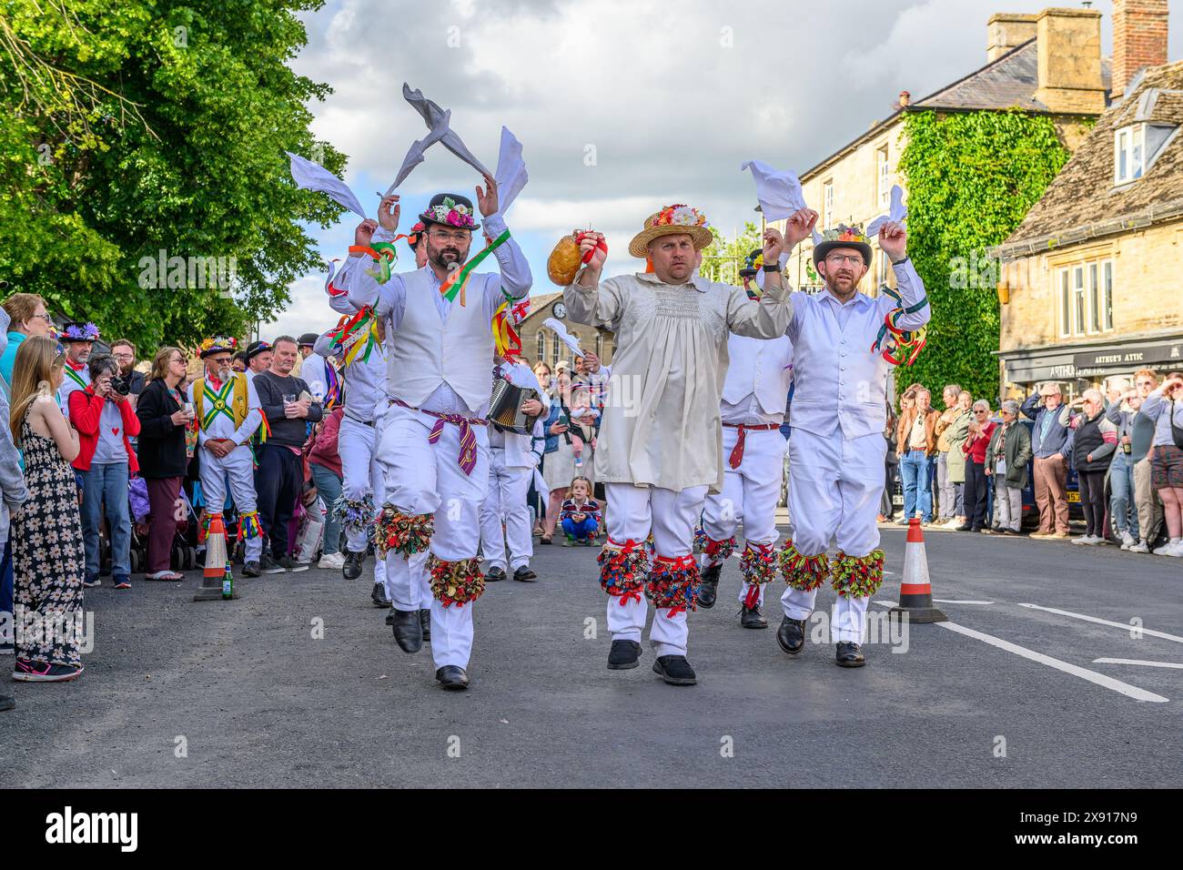 Morris Dancing a Bampton, Inghilterra, a Whitsun Foto Stock
