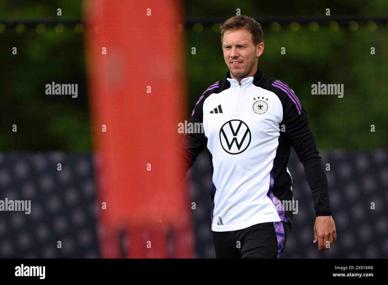 Blankenhain, Germania. 28 maggio 2024. L'allenatore tedesco Julian Nagelsmann arriva per l'allenamento. Credito: Federico Gambarini/dpa - NOTA IMPORTANTE: in conformità con i regolamenti della DFL German Football League e della DFB German Football Association, è vietato utilizzare o far utilizzare fotografie scattate nello stadio e/o della partita sotto forma di immagini sequenziali e/o serie di foto video./dpa/Alamy Live News Foto Stock