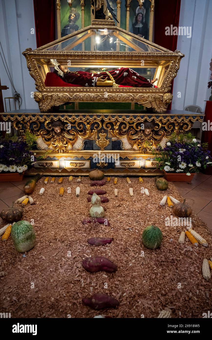 Offerte di cibo davanti allo stato di Gesù morto in una tomba durante il periodo di Pasqua, la cattedrale di San José, Antigua, Guatemala Foto Stock