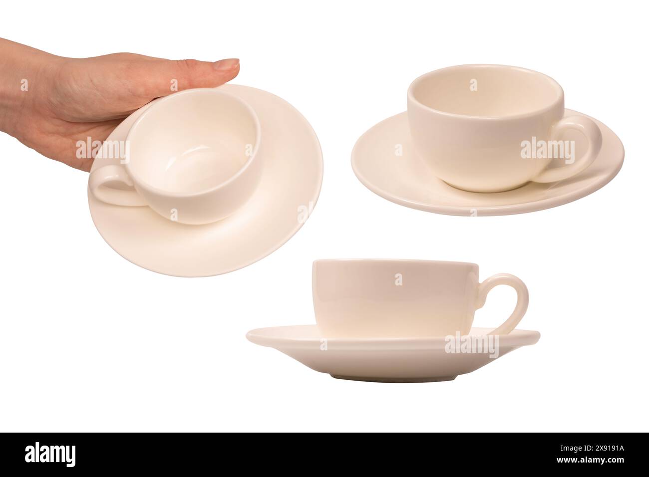 Mano femminile che tiene una tazza di caffè e un piattino isolati su uno sfondo bianco. Foto Stock