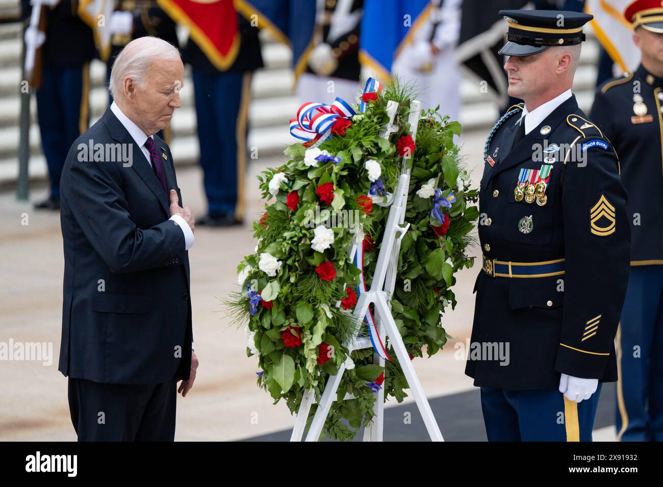 Arlington, Stati Uniti d'America. 27 maggio 2024. Arlington, Stati Uniti d'America. 27 maggio 2024. U. Il presidente Joe Biden saluta dopo aver piazzato una corona presso la Tomba del Milite Ignoto durante il National Memorial Day al Cimitero Nazionale di Arlington, il 27 maggio 2024, ad Arlington, Virginia, USA. Credito: TSgt. Jack Sanders/DOD Photo/Alamy Live News Foto Stock