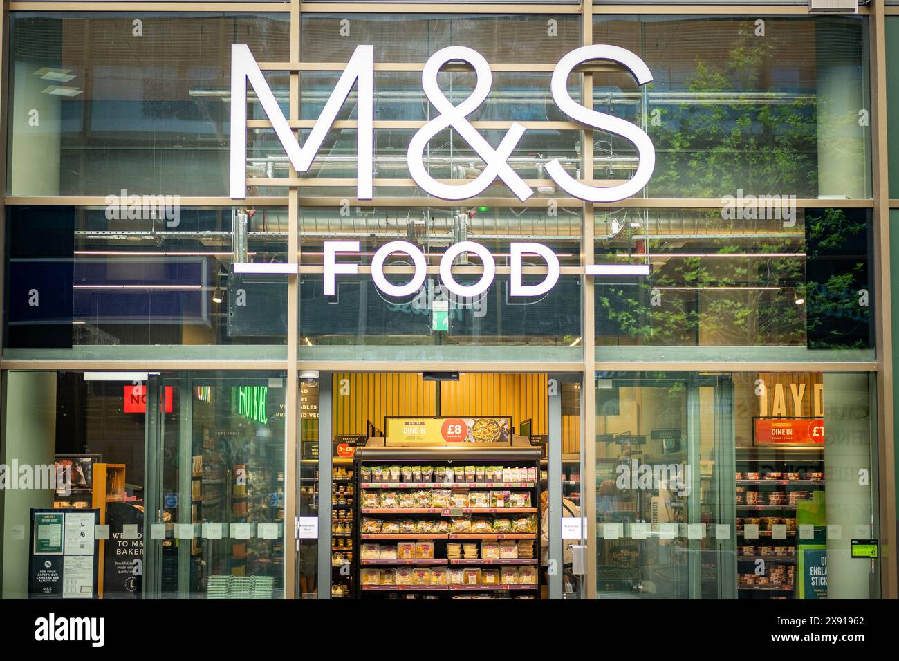 LONDRA - 13 MAGGIO 2024: M & S Food store a Finsbury Park, North London Foto Stock