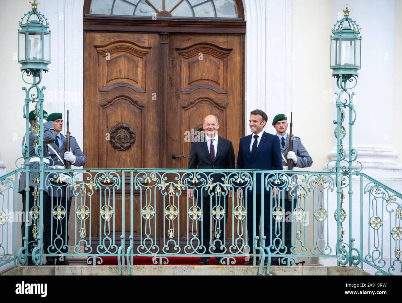 Gransee, Germania. 28 maggio 2024. Il Cancelliere federale Olaf Scholz (l, SPD) dà il benvenuto a Emmanuel Macron, Presidente della Francia, al Consiglio ministeriale franco-tedesco di fronte al Schloss Meseberg, la guest House del governo federale. Crediti: Michael Kappeler/dpa/Alamy Live News Foto Stock