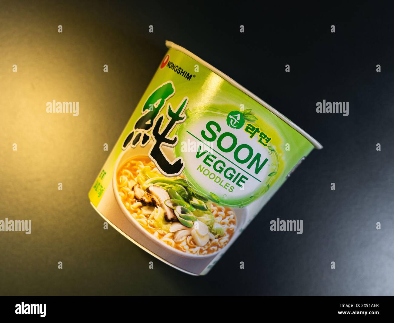Nongshim Soon Instant Vegan Ramen Soup Cup su sfondo nero opaco. Foto Stock