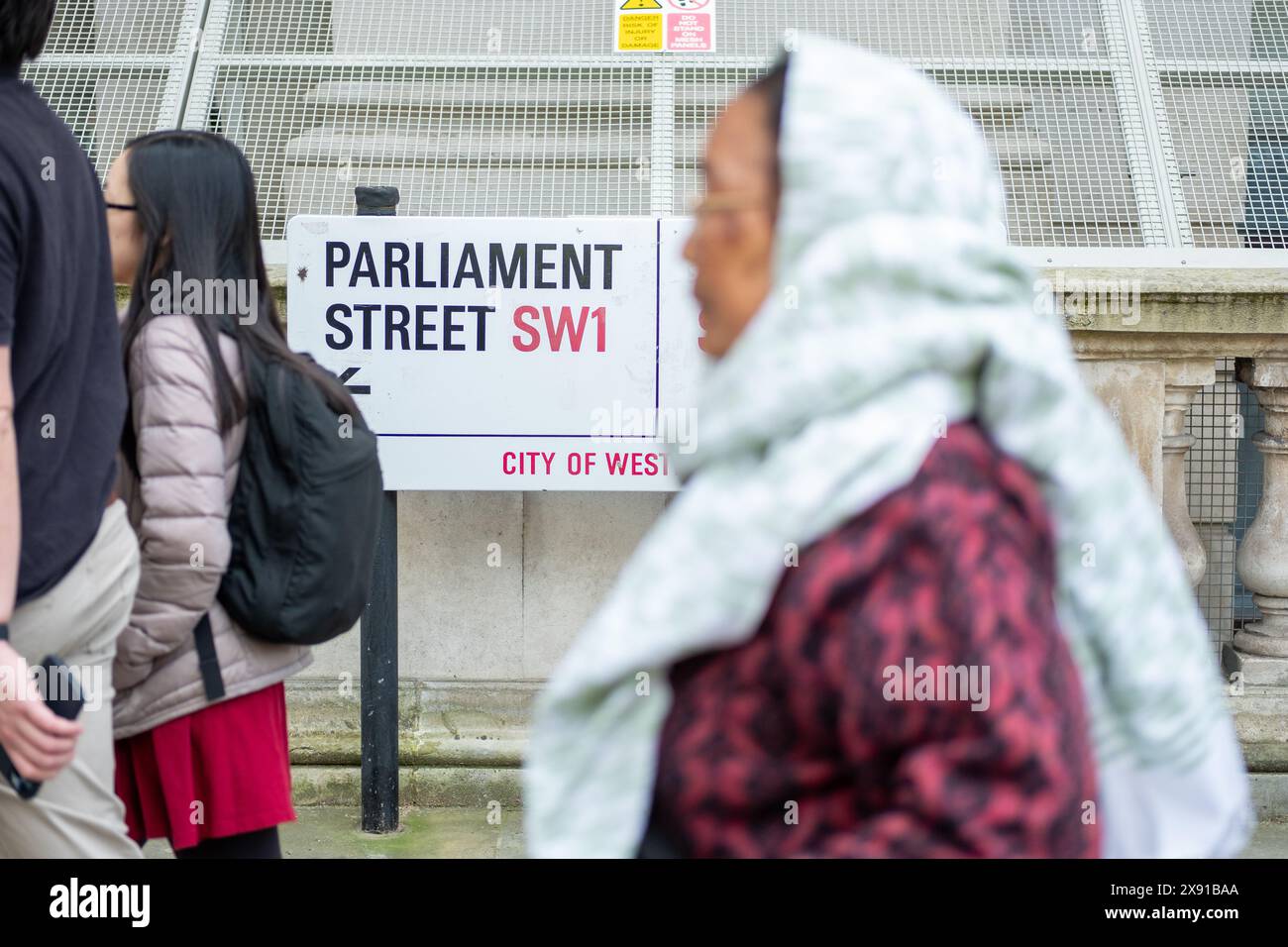 LONDRA - 23 MAGGIO 2024: Parliament Street SW1 Street sign, City of Westminster. Una strada famosa e la posizione di molti edifici governativi britannici Foto Stock