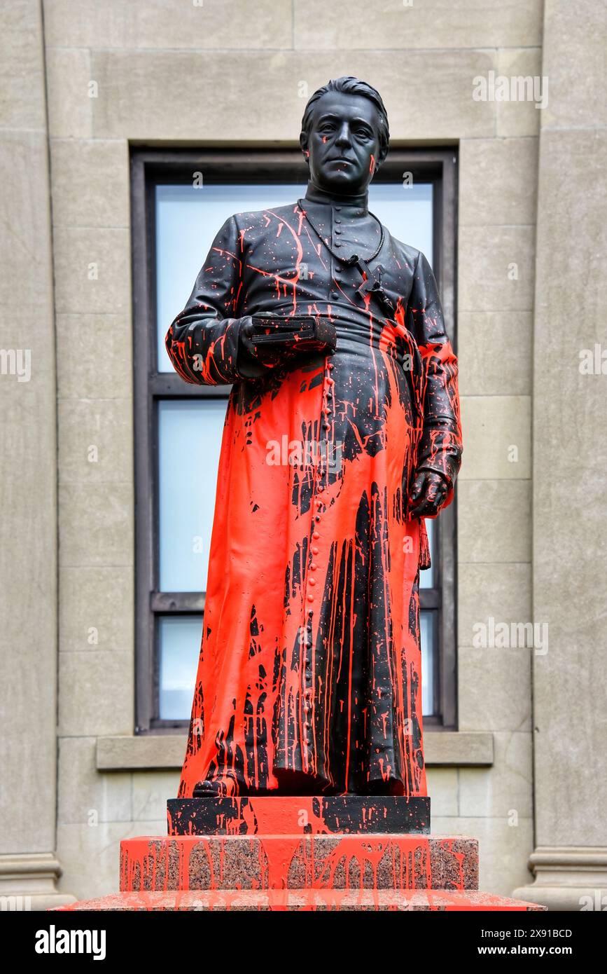 Ottawa, Canada - 28 maggio 2024: Statua di J.H. Tabaret all'Università di Ottawa è stata ricoperta di vernice rossa il 24 maggio. La parola Colonizer è stata dipinta sul terreno sotto la statua. Tabaret era considerato uno dei fondatori dell'Università. Nessuno ha rivendicato la responsabilità dell'atto. I terreni della Tabaret Hall sono ora coperti da tende, mentre i manifestanti pro-palestinesi chiedono che l'Università divulghi e ceda qualsiasi investimento abbia con aziende e organizzazioni legate a Israele. Foto Stock