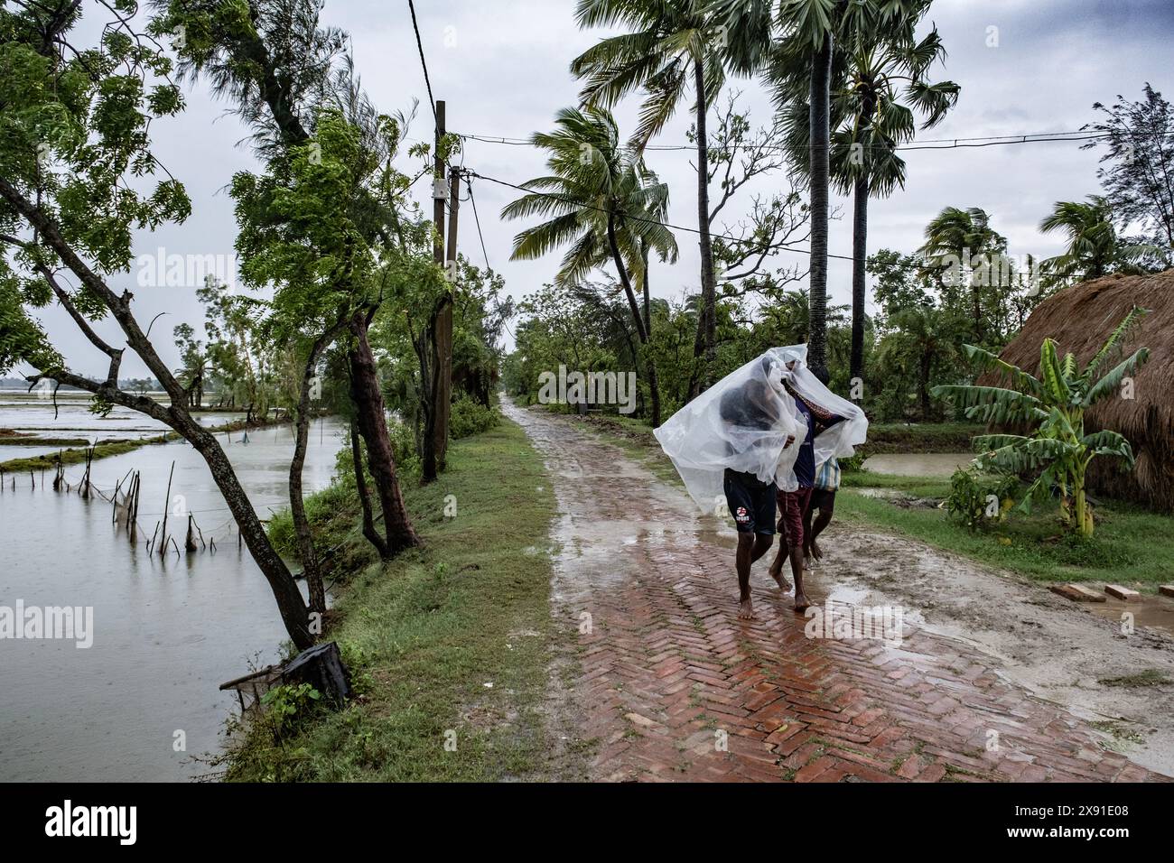 Kachuberia, India. 27 maggio 2024. Il ciclone "Remal" rimane nell'isola di Sagar per uno dei tempi più lunghi di circa 26 ore. Diversi imbarchi vengono ripristinati nel tempo e non si verificano grandi perdite in questo ciclone. Diverse famiglie o membri di famiglie sono ospitati in un rifugio. (Foto di Swattik Jana/Pacific Press) credito: Pacific Press Media Production Corp./Alamy Live News Foto Stock