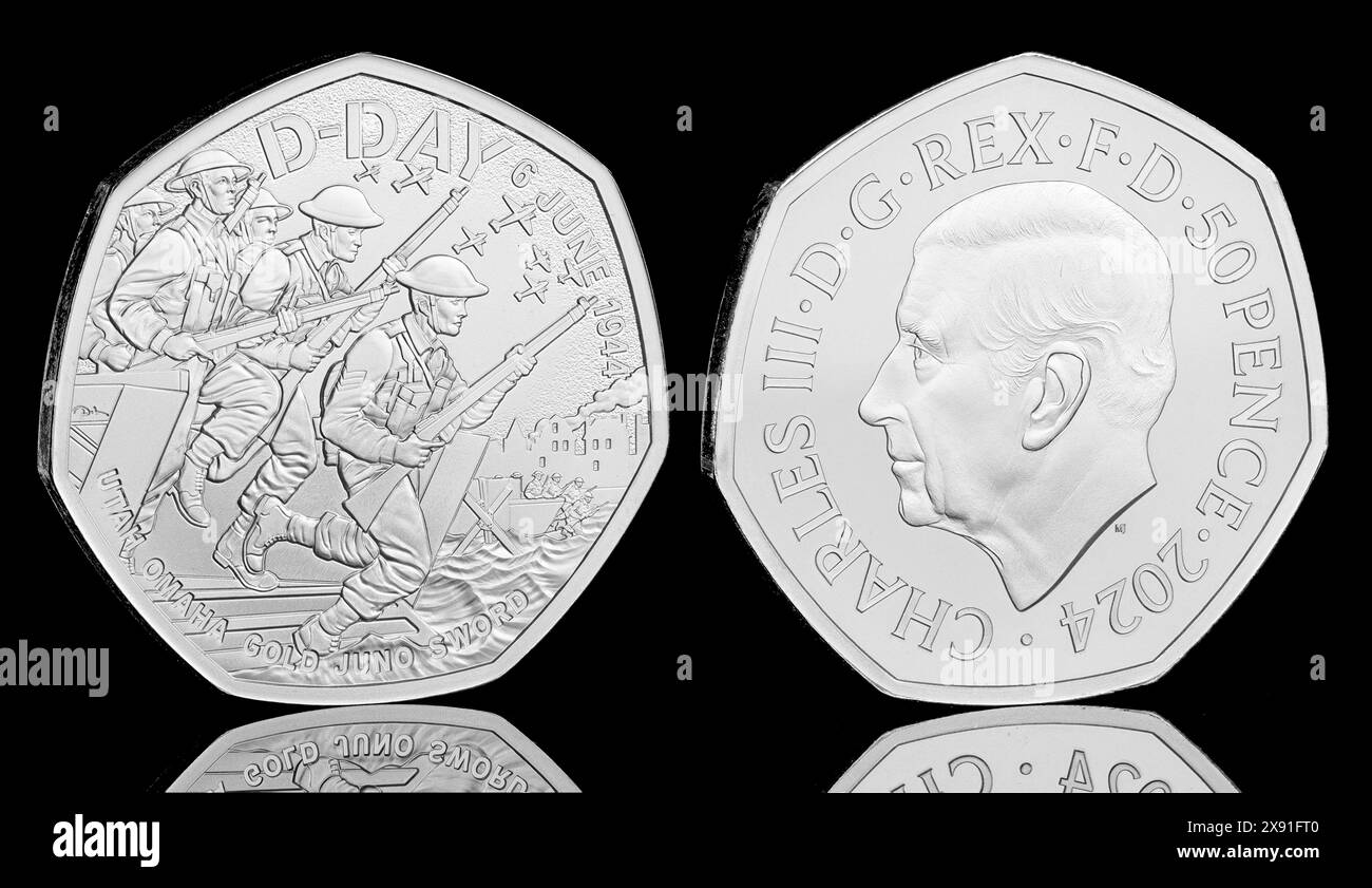 L'ultimo 50p pubblicato nel maggio 2024 per commemorare il 80° anniversario del D-Day 6 giugno 1944. Il dritto raffigura re Carlo III Foto Stock