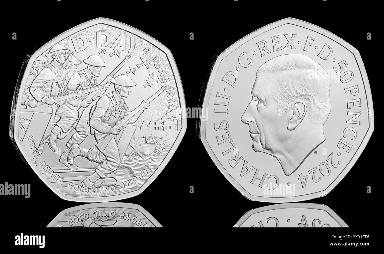 L'ultimo 50p pubblicato nel maggio 2024 per commemorare il 80° anniversario del D-Day 6 giugno 1944. Il dritto raffigura re Carlo III Foto Stock