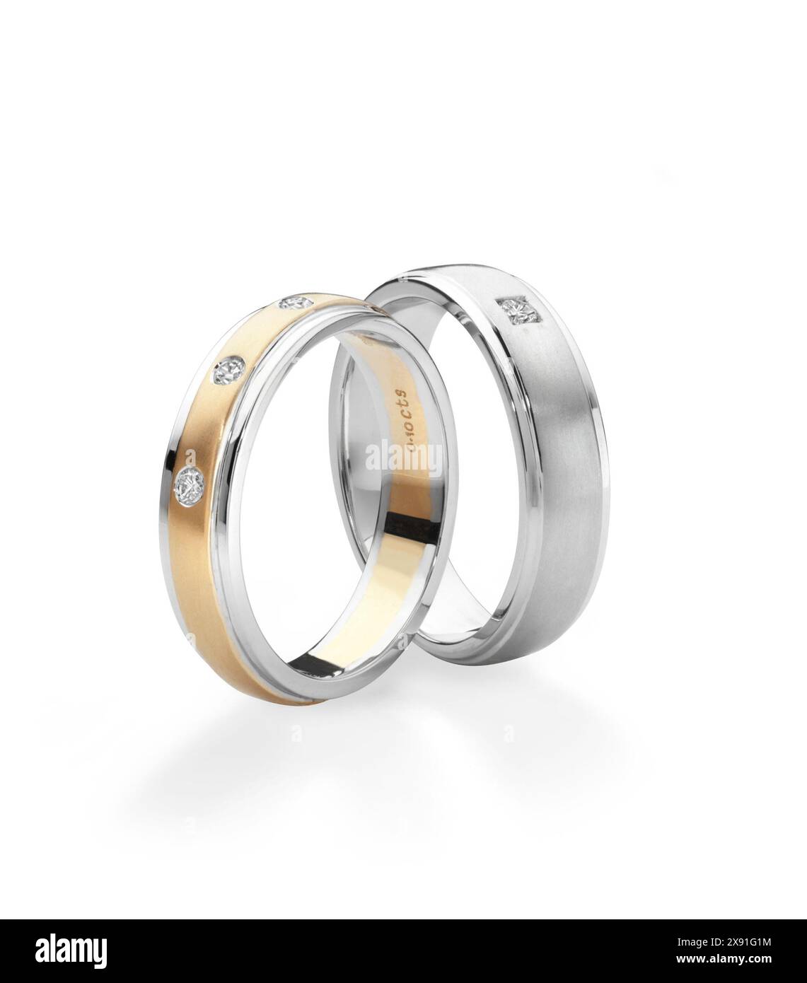 Diversi tipi di fedi nuziali con set di diamanti, oro bianco, bianco e giallo Foto Stock