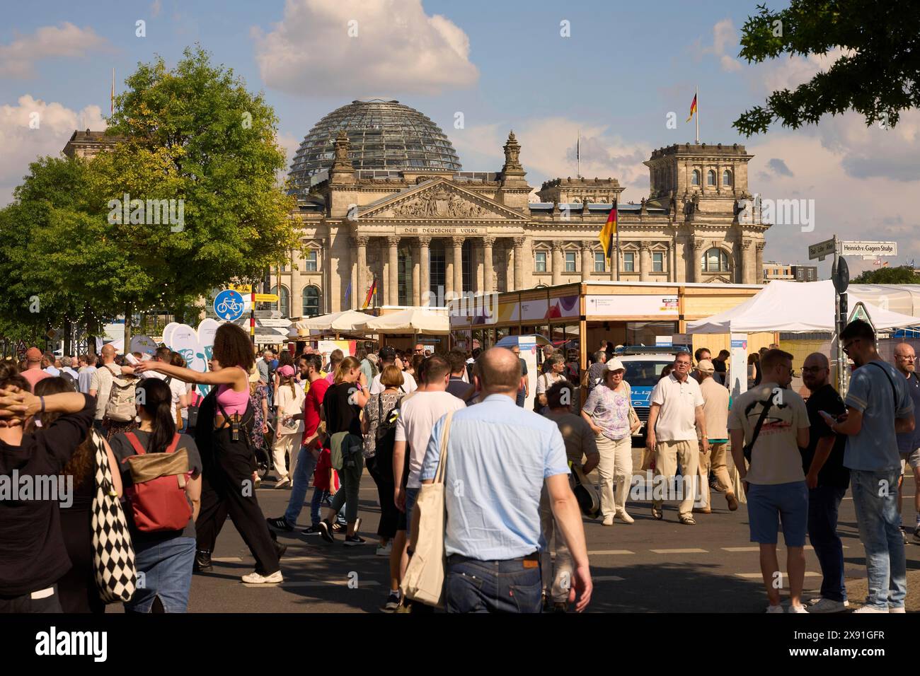 Festa della democrazia in occasione del 75° anniversario della legge fondamentale davanti al Reichstag di Berlino, Berlino, Germania Foto Stock