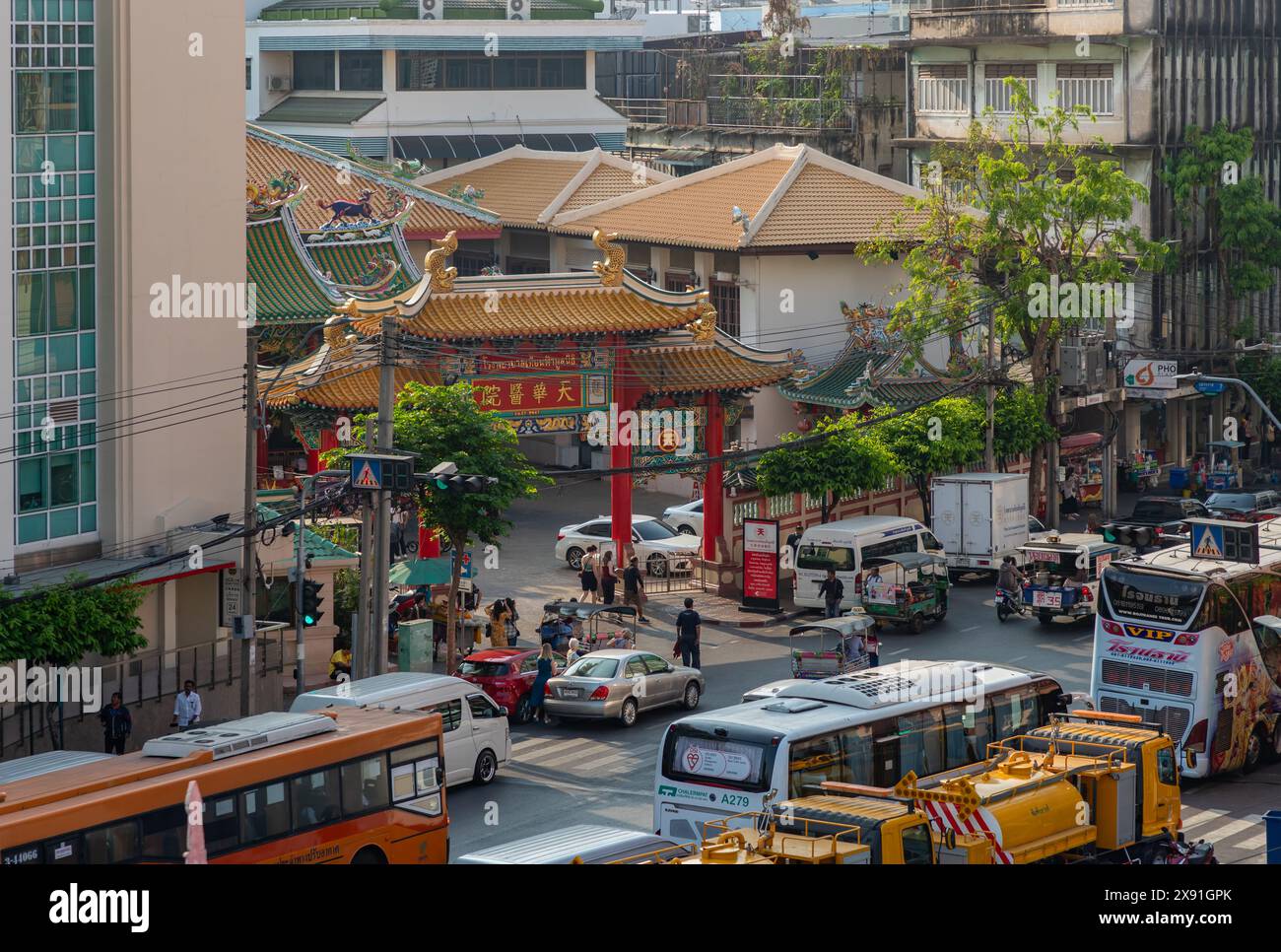 Una foto del colorato Santuario Kuan Yim, parte della Fondazione Thian Fah, nella Chinatown di Bangkok. Foto Stock