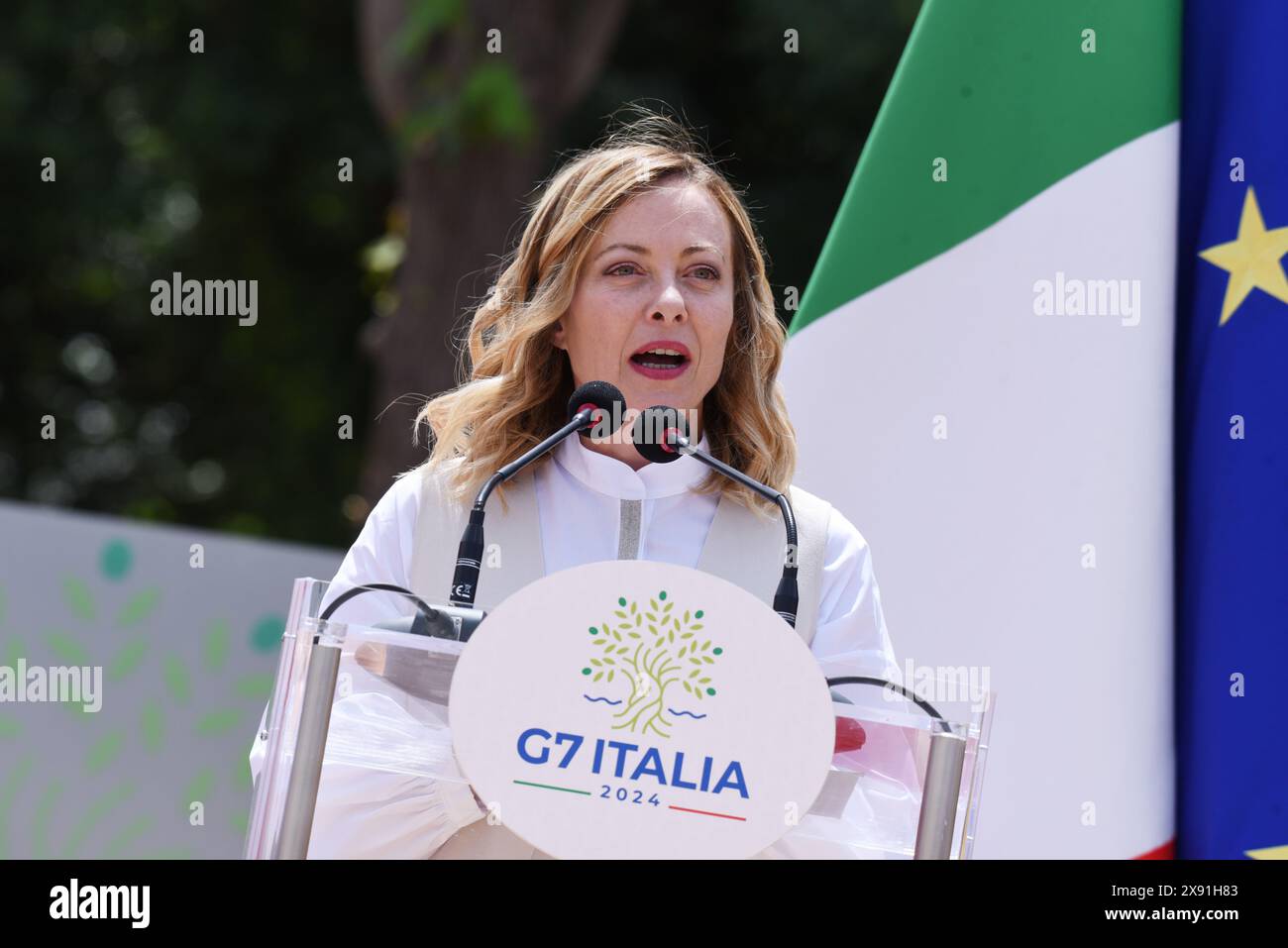 28 maggio 2024, Caivano, Campania, Italia: CAIVANO, ITALIA- 2024/05/28: la Premier italiana Giorgia Meloni, pronuncia un intervento nel centro sportivo polifunzionale di Caivano, dopo la fine dei lavori di riqualificazione di un'area abbandonata. I lavori sono stati realizzati con il piano nazionale di ripresa e resilienza della comunità europea. L'iniziativa ha l'obiettivo di salvare i giovani per evitare che possano essere vittime della mafia locale. La presenza di un centro sportivo, rapresente un segnale per la rinascita del Parco Verde, contrada di Caivano, cittadina a ridosso di Napoli, considerata dalla polizia come zona ad alta quota Foto Stock