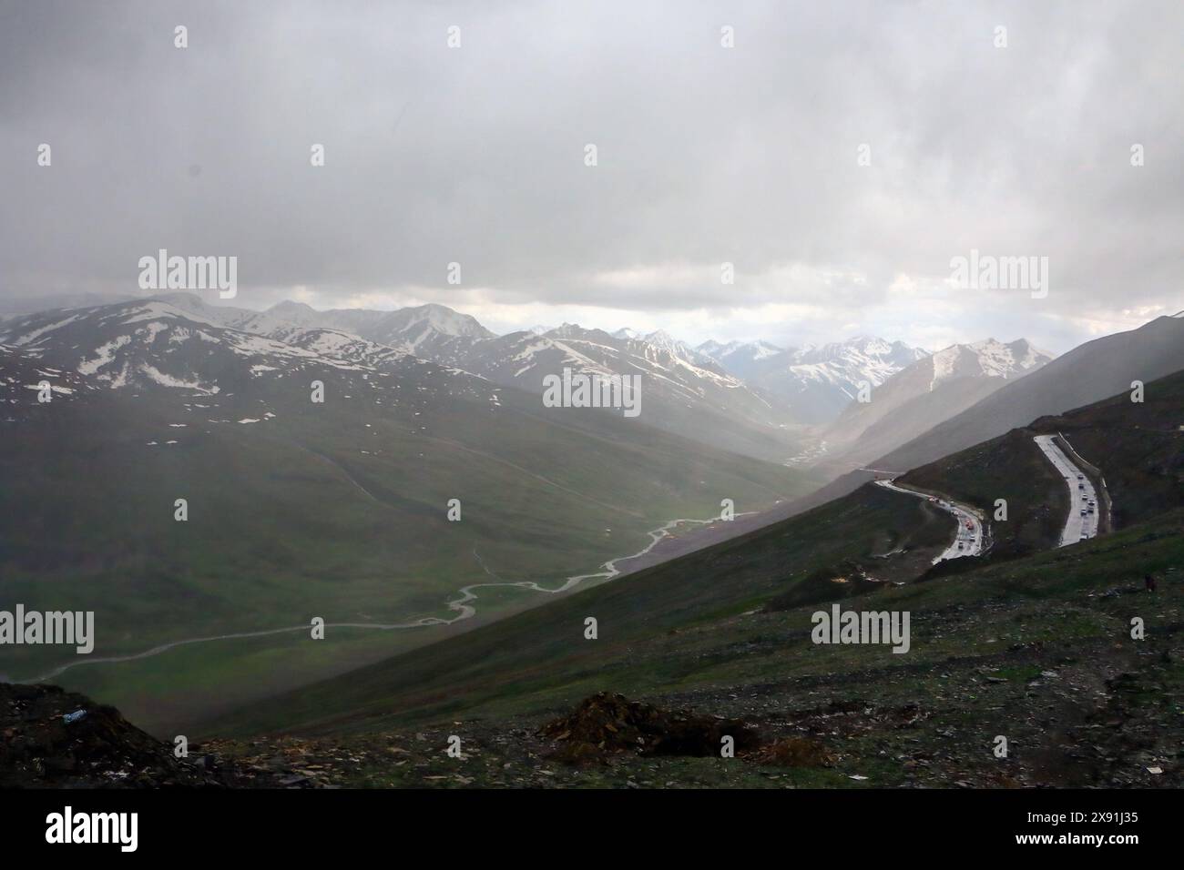 KPK, Pakistan - 26 aprile 2024: Le maestose montagne abbracciano il lago Attabad nel sereno abbraccio di Hunza Foto Stock