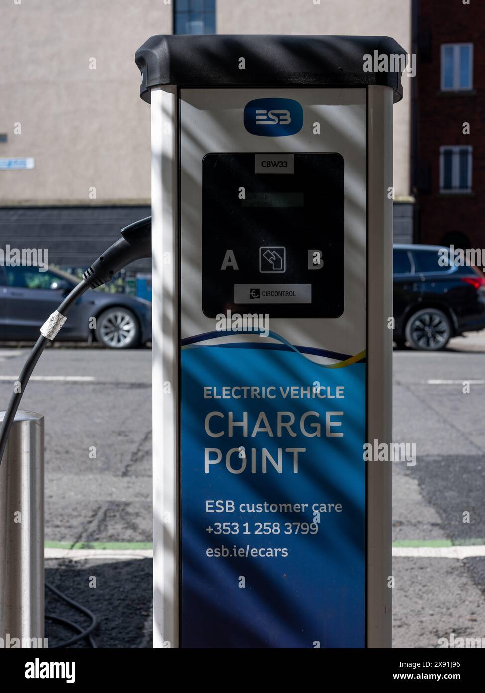 Un punto di ricarica per veicoli elettrici su strada nella città di Dublino, Irlanda. Foto Stock