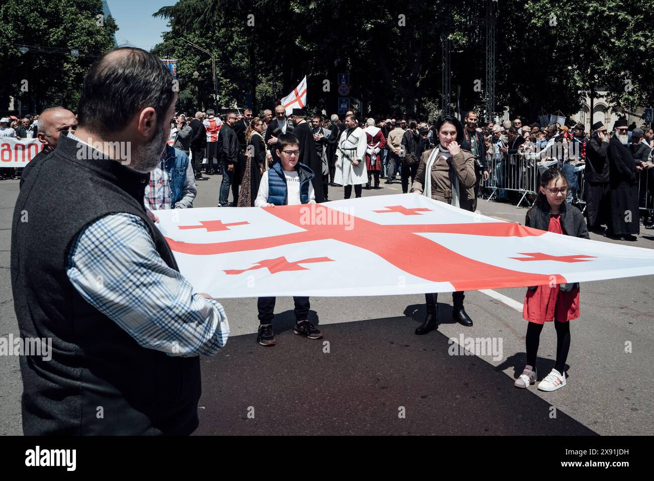 Adrien Vautier/le Pictorium - giornata famiglia Tbilisi - 17/05/2024 - Georgia (Europa)/? Tbilissi? - Tea Tchapidze, 41 anni, è venuta a manifestare con la sua famiglia. È la madre di nove figli. Tbilissi, 17 maggio 2024. Crediti: LE PICTORIUM/Alamy Live News Foto Stock