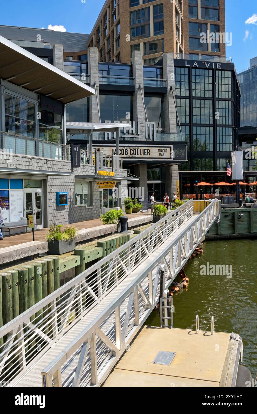 Washington DC, USA - 3 maggio 2024: Passaggio pedonale al molo per il taxi d'acqua al Wharf Development sul fiume Potomac a Washington DC. Foto Stock