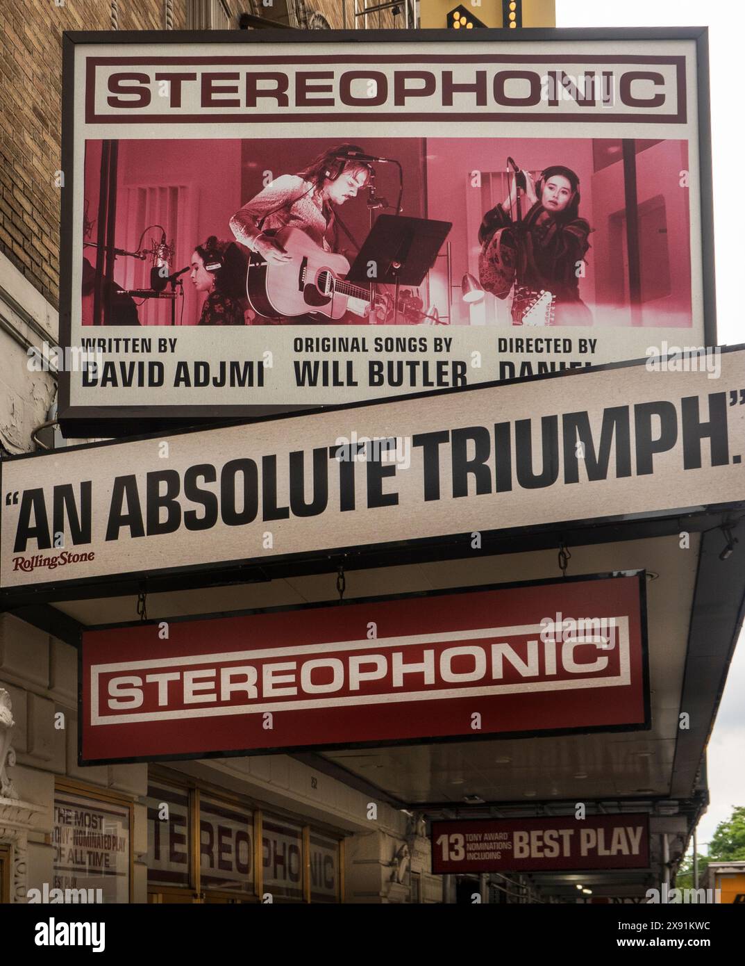 Il palcoscenico stereofonico suona con musica al teatro John Golden di Broadway a Manhattan New York Foto Stock